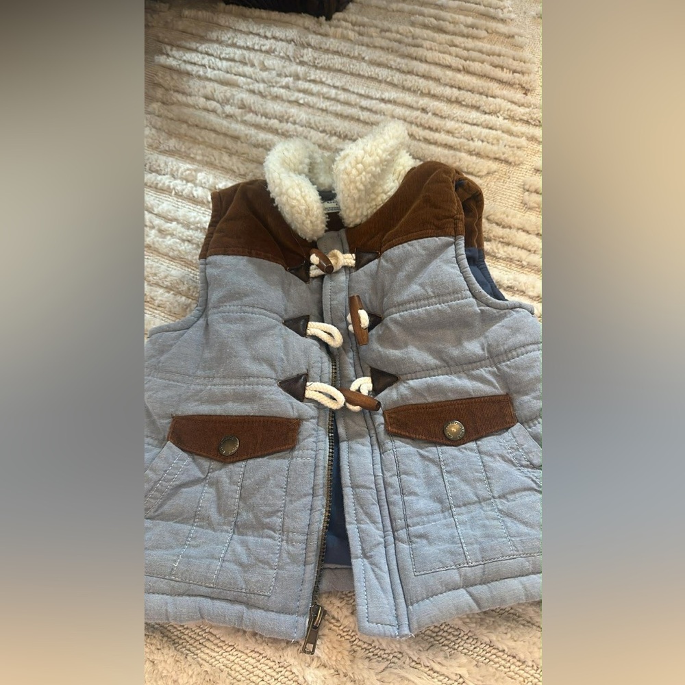 Boys Oshkosh best size 4. Super cute. Worn one.